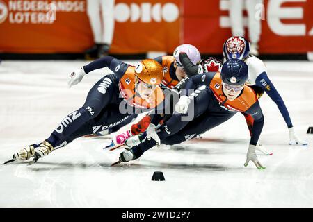 ROTTERDAM - (l-r) Suzanne Schulting (NED), Xandra Velzeboer (NED) beim Viertelfinale 1000 Meter Frauen bei den Kurzstreckenweltmeisterschaften in Ahoy. ANP IRIS VAN DEN BROEK Stockfoto