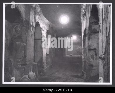 Campania Napoli Castellammare di Stabia Grotta di S. Biagio. Hutzel, Max 1960-1990 Mittelalter: Möglicherweise eine alte Krypta, später in eine kleine christliche Kirche umgewandelt. Enthält frühmittelalterliche Fresken. Der in Deutschland geborene Fotograf und Gelehrte Max Hutzel (1911–1988) fotografierte in Italien von den frühen 1960er Jahren bis zu seinem Tod. Das Ergebnis dieses Projektes, von Hutzel als Foto Arte Minore bezeichnet, ist eine gründliche Dokumentation der kunsthistorischen Entwicklung in Italien bis zum 18. Jahrhundert, einschließlich der Objekte der Etrusker und Römer, sowie des frühmittelalterlichen, romanischen, gotischen, Renaissance und Bar Stockfoto