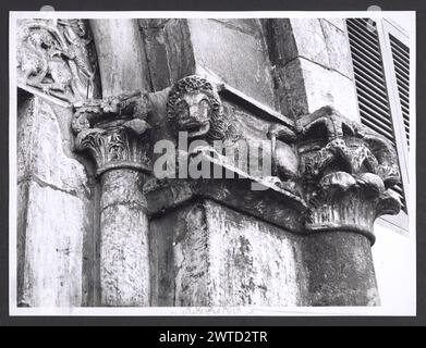 Lazio Viterbo Capranica portale romanico. Hutzel, Max 1960-1990 Mittelalter: Architektur, Architekturskulptur. Dieses Portal (heute Teil der Ospedale Civile) stammt aus dem 13. Jahrhundert. Die Lünette des Portals ist mit einem Weinrollmotiv verziert, in dem monströse halbmenschliche und halb tierische Figuren verschlungen sind. Der in Deutschland geborene Fotograf und Gelehrte Max Hutzel (1911–1988) fotografierte in Italien von den frühen 1960er Jahren bis zu seinem Tod. Das Ergebnis dieses Projektes, von Hutzel als Foto Arte Minore bezeichnet, ist eine gründliche Dokumentation der kunsthistorischen Entwicklung in Italien bis zum 18. Jahrhundert, einschließlich Stockfoto