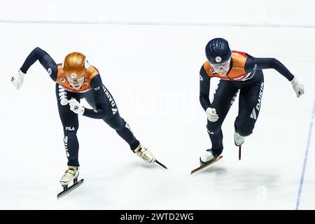 ROTTERDAM - (l-r) Suzanne Schulting (NED), Xandra Velzeboer (NED) beim Viertelfinale 1000 Meter Frauen bei den Kurzstreckenweltmeisterschaften in Ahoy. ANP KOEN VAN WEEL Stockfoto