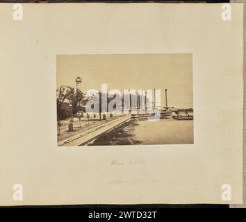 Dupleix Einsetzen. Unbekannt, Fotograf ca. 1870ern Blick auf die monolithischen Säulen am alten Pier in der Stadt Pondicherry oder Puducherry, auch bekannt als „Colonnes de Dupleix“ oder „Säulen von Dupleix“. Am Fuß einer der aufwändig geschnitzten Säulen kann man eine Reihe von Menschen sehen. Der alte Leuchtturm ist im linken Bereich des Bildes sichtbar. (Recto, Mount) unten in der Mitte, in Bleistift: 'Place Dupleix'; (Verso, Mount) unten links, in Bleistift: 'A48.89'; Stockfoto