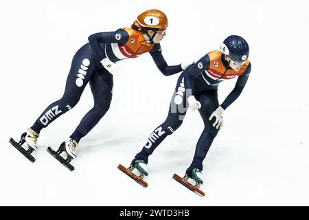 ROTTERDAM - (l-r) Suzanne Schulting (NED), Xandra Velzeboer (NED) beim Viertelfinale 1000 Meter Frauen bei den Kurzstreckenweltmeisterschaften in Ahoy. ANP KOEN VAN WEEL Stockfoto