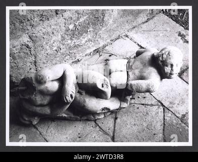 Lazio Viterbo Gallese Palazzo Ducale3. Hutzel, Max 1960-1990 Nachmittelalterliche Architektur, im 16. Jahrhundert in wohnpalazzo umgewandelt; Architekturskulptur; Skulptur der in Deutschland geborene Fotograf und Gelehrte Max Hutzel (1911–1988) fotografierte in Italien von Anfang der 1960er Jahre bis zu seinem Tod. Das Ergebnis dieses Projektes, von Hutzel als Foto Arte Minore bezeichnet, ist eine gründliche Dokumentation der kunsthistorischen Entwicklung in Italien bis zum 18. Jahrhundert, einschließlich der Objekte der Etrusker und Römer, sowie frühmittelalterliche, romanische, gotische, Renaissance- und Barockdenkmäler Stockfoto