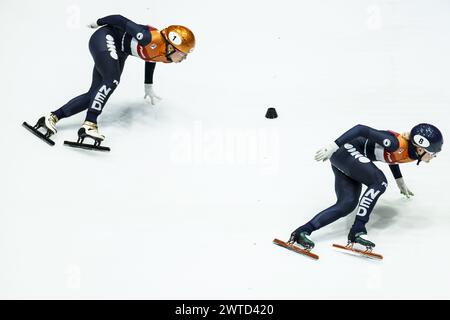 ROTTERDAM - (l-r) Suzanne Schulting (NED), Xandra Velzeboer (NED) beim Viertelfinale 1000 Meter Frauen bei den Kurzstreckenweltmeisterschaften in Ahoy. ANP KOEN VAN WEEL Stockfoto