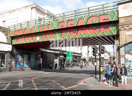 „Stay in Peace“, Eisenbahnbrücke über die Brixton Road, Brixton, London, Großbritannien Stockfoto