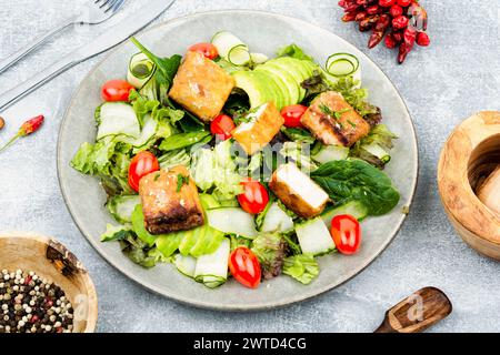 Vegetarischer Salat mit gebratenem Tofu, Gemüse und Kräutern Stockfoto