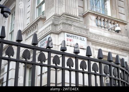 Straßenschilder an der Kreuzung Downing Street und Whitehall in London, Großbritannien Stockfoto