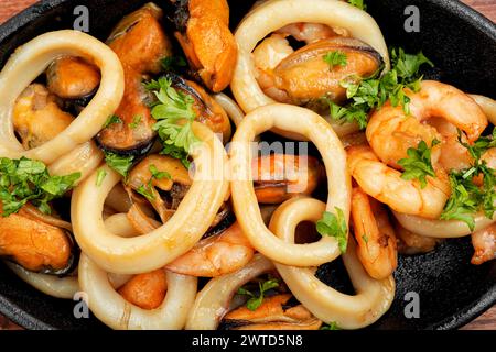 Gebratene Muscheln, Tintenfisch und Garnelen, Nahaufnahme. Stockfoto