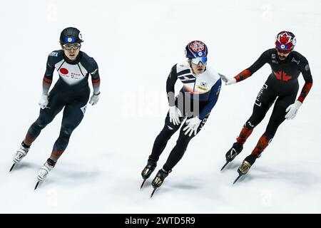 ROTTERDAM - (LR) Shogo Miyata (JPN), Daeheon Hwang (KOR), Steven Dubois (CAN) beim Viertelfinale der 1000-Meter-Männer bei den Kurzstreckenweltmeisterschaften in Ahoy. ANP KOEN VAN WEEL Stockfoto