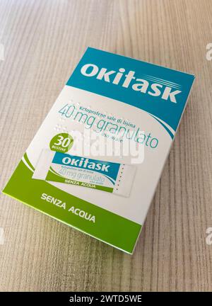 Italien - 07. März 2024: Okitask-Arzneimittel mit Lösung des Lysinsalzes von Ketoprofen. Nichtsteroidales Antirheumatikum zur Schmerzlinderung. Verpackt auf AA Stockfoto