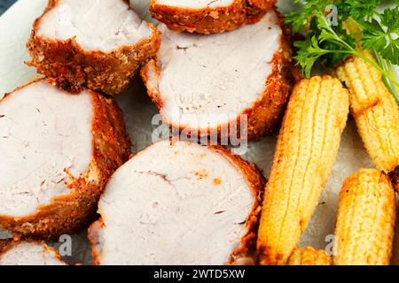 Schweinefilet oder Filet gegrillt mit gebackenem Mais. Nahaufnahme Stockfoto