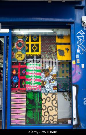 African Prints, Material Shop; Brixton Market; Brixton, London, Großbritannien; leuchtende Farben; farbenfrohe Materialien Stockfoto