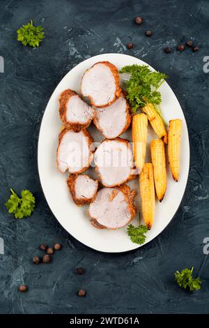 Schweinefilet, gegrillt mit gebackenem Mais. Stockfoto