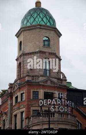 Nebengebäude des BonMarche Kaufhauses, Brixton, London, Großbritannien. BonMarche war das erste Kaufhaus in Brixton und viele Jahre lang sehr erfolgreich. Stockfoto