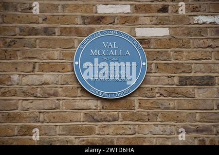 Gedenktafel zu Ehren von Val McCalla, Brixton, London, Vereinigtes Königreich - Gedenktafel des Nubian Jak Community Trust, Val Irvine McCalla (3. Oktober 1943 – 22. August 2002) Stockfoto