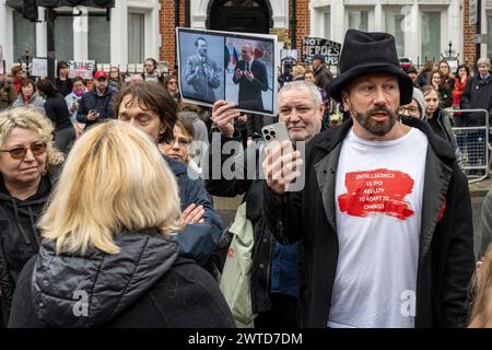 London, Großbritannien. 17. März 2024. Die Menschen demonstrieren gegenüber der Botschaft Russlands in der Nähe von Notting Hill am letzten Tag der Wahl in Russland. Julia Navalnaya, Witwe des im Februar im Gefängnis verstorbenen russischen Aktivisten Alexej Nawalny, hat die Menschen dazu aufgerufen, an Protesten gegen das Regime von Wladimir Putin teilzunehmen und Wahllokale zu überfordern, da Putin versucht, eine zusätzliche Haftstrafe von sechs Jahren zu gewinnen. Viele von Putins Gegnern wurden entweder getötet, inhaftiert oder befinden sich im Exil. Quelle: Stephen Chung / Alamy Live News Stockfoto