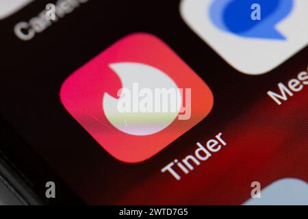 Tinder App-Symbol auf dem Mobiltelefon Stockfoto