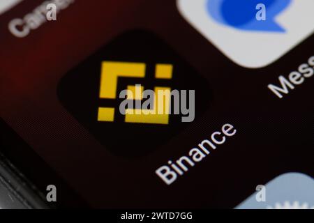 Binance App-Symbol auf dem Mobiltelefon Stockfoto