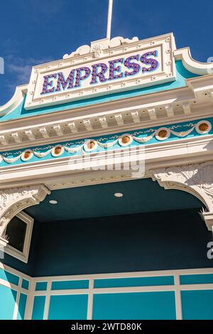 Magna, UT, US-6. März 2024: Der farbenfrohe Eingang zum historischen Empress Theatre entlang der Hauptstraße der kleinen Stadt. Stockfoto