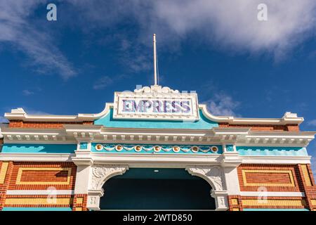 Magna, UT, US-6. März 2024: Der farbenfrohe Eingang zum historischen Empress Theatre entlang der Hauptstraße der kleinen Stadt. Stockfoto