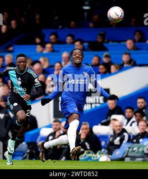 Chelsea’s Axel Disasi erzielt im Viertelfinalspiel des Emirates FA Cup in Stamford Bridge, London ein eigenes Tor für das erste Tor von Leicester City. Bilddatum: Sonntag, 17. März 2024. Stockfoto