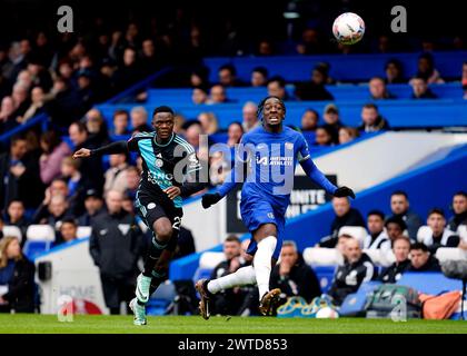 Chelsea’s Axel Disasi erzielt im Viertelfinalspiel des Emirates FA Cup in Stamford Bridge, London ein eigenes Tor für das erste Tor von Leicester City. Bilddatum: Sonntag, 17. März 2024. Stockfoto