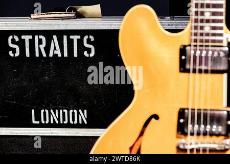 Weit gereiste Flugkoffer von Dire Straits Frontmann Mark Knopfler, die zusammen mit 120 Gitarren für wohltätige Zwecke verkauft wurden. Stockfoto