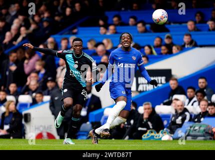 Chelsea’s Axel Disasi erzielt im Viertelfinalspiel des Emirates FA Cup in Stamford Bridge, London ein eigenes Tor für das erste Tor von Leicester City. Bilddatum: Sonntag, 17. März 2024. Stockfoto