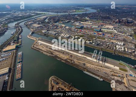 Luftbild, duisport - Duisburger Hafen, Karl-Lehr-Brücke zwischen Kaßlerfeld und Ruhrort, Hafengebiet mit Ölinsel und Kohleninsel, Ruhrort, Duisburg, Ruhrgebiet, Nordrhein-Westfalen, Deutschland, Duisburg-N ACHTUNGxMINDESTHONORARx60xEURO *** Luftaufnahme, Duisport Duisburger Hafen, Karl-Lehr-Brücke zwischen Kaßlerfeld und Ruhrort, Hafengebiet mit Öl- und Koheinsel, Ruhrort, Duisburg, Ruhrgebiet, Nordrhein-Westfalen, Deutschland, Duisburg N ACHTUNGxMINDESTHONORARx60xEURO Stockfoto