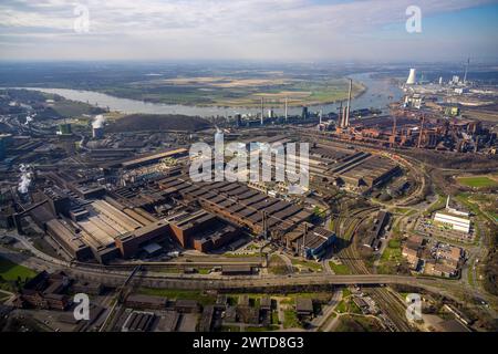 Luftbild, ThyssenKrupp Steel Europe Werk mit Blick zum STEAG Kraftwerk Walsum, Fluss Rhein und wolkiger Himmel, Marxloh, Duisburg, Ruhrgebiet, Nordrhein-Westfalen, Deutschland, Duisburg-N ACHTUNGxMINDESTHONORARx60xEURO *** Luftaufnahme, ThyssenKrupp Steel Europe-Werk mit Blick auf das STEAG-Kraftwerk Walsum, Rhein und bewölktem Himmel, Marxloh, Duisburg, Ruhrgebiet, Nordrhein-Westfalen, Deutschland, Duisburg N ATTENTIONxMINDESTHONORARx60xEURO Stockfoto