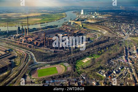 Luftbild, ThyssenKrupp Steel Europe Werk mit Blick zum STEAG Kraftwerk Walsum, Fluss Rhein und wolkiger Himmel, Marxloh, Duisburg, Ruhrgebiet, Nordrhein-Westfalen, Deutschland, Duisburg-N ACHTUNGxMINDESTHONORARx60xEURO *** Luftaufnahme, ThyssenKrupp Steel Europe-Werk mit Blick auf das STEAG-Kraftwerk Walsum, Rhein und bewölktem Himmel, Marxloh, Duisburg, Ruhrgebiet, Nordrhein-Westfalen, Deutschland, Duisburg N ATTENTIONxMINDESTHONORARx60xEURO Stockfoto