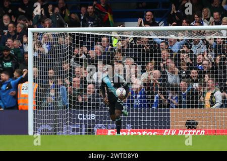 17. März 2024; Stamford Bridge, Chelsea, London, England: FA Cup Quarter Final Football, Chelsea gegen Leicester City; Patson Daka von Leicester City holt den Ball schnell aus dem Netz und zurück in den Mittelkreis für den Neustart, nachdem Axel Disasi aus Chelsea in der 51. Minute mit 2:1 ein langes Backpass-eigenes Tor erzielte. Beschreibung: Action Plus Sports Images/Alamy Live News Stockfoto