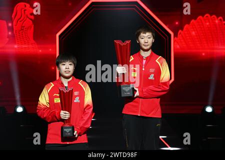 Singapur. März 2024. Wang Manyu (R) aus China und ihr Landsmann Wang Yidi posieren mit den Trophäen nach dem Finale der Frauen beim World Table Tennis Singapore Smash 2024 in Singapur am 17. März 2024. Quelle: Dann Chih Wey/Xinhua/Alamy Live News Stockfoto