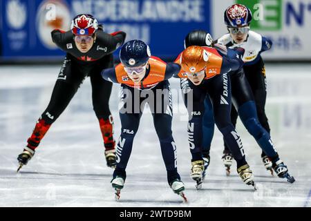 ROTTERDAM - (l-r) Xandra Velzeboer (NED), Suzanne Schulting (NED) während des Halbfinales 1000 Meter Frauen bei den Kurzstreckenweltmeisterschaften in Ahoy. ANP IRIS VAN DEN BROEK Stockfoto