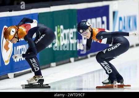 ROTTERDAM - (l-r) Suzanne Schulting (NED), Xandra Velzeboer (NED) im Halbfinale 1000 Meter Frauen bei den Kurzstreckenweltmeisterschaften in Ahoy. ANP IRIS VAN DEN BROEK Stockfoto