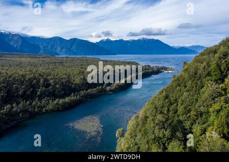 Westufer des Todos los Santos, Fluss Rio Puertohue, der in den See fließt, Chile Stockfoto