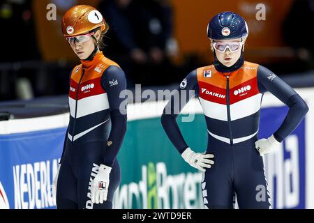 ROTTERDAM - (l-r) Suzanne Schulting (NED), Xandra Velzeboer (NED) im Halbfinale 1000 Meter Frauen bei den Kurzstreckenweltmeisterschaften in Ahoy. ANP IRIS VAN DEN BROEK Stockfoto