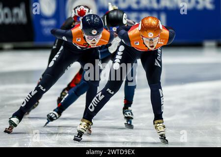 ROTTERDAM - (l-r) Xandra Velzeboer (NED), Suzanne Schulting (NED) während des Halbfinales 1000 Meter Frauen bei den Kurzstreckenweltmeisterschaften in Ahoy. ANP IRIS VAN DEN BROEK Stockfoto
