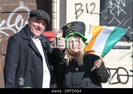 Bradford Street, Birmingham, 17. März 2024 - Tausende nahmen am Sonntag an der St. Patrick's Day Parade 2024 im Stadtzentrum von Birmingham Teil. Die erste Parade im Irish Quarter der Stadt seit der Pandemie im Jahr 2019. Die Menschenmassen kamen, um Wagen, Tänzer und vieles mehr zu sehen. Viele der Besucher trugen irische Fahnen und ließen sich ihre Gesichter malen. Die Strecke ist aufgrund von Bauarbeiten entlang der Midland Metro Line durch Digbeth kleiner als in den Vorjahren. Quelle: Stop Press Media/Alamy Live News Stockfoto