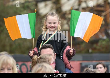 Bradford Street, Birmingham, 17. März 2024 - Tausende nahmen am Sonntag an der St. Patrick's Day Parade 2024 im Stadtzentrum von Birmingham Teil. Die erste Parade im Irish Quarter der Stadt seit der Pandemie im Jahr 2019. Die Menschenmassen kamen, um Wagen, Tänzer und vieles mehr zu sehen. Viele der Besucher trugen irische Fahnen und ließen sich ihre Gesichter malen. Die Strecke ist aufgrund von Bauarbeiten entlang der Midland Metro Line durch Digbeth kleiner als in den Vorjahren. Quelle: Stop Press Media/Alamy Live News Stockfoto