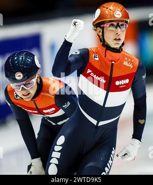 ROTTERDAM - (l-r) Xandra Velzeboer (NED), Suzanne Schulting (NED) während des Halbfinales 1000 Meter Frauen bei den Kurzstreckenweltmeisterschaften in Ahoy. ANP IRIS VAN DEN BROEK Stockfoto