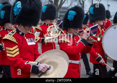 Mons Barracks, Aldershot, Hampshire, Großbritannien. März 2024. Das Regiment der Irish Guards versammelt sich in einer speziellen St. Patrick's Day Parade und Feier in Aldershot. Die Parade ist ein Höhepunkt des Jahres für dieses duale Regiment, das seine irischen kulturellen Wurzeln bewahrt. Die Parade besteht aus dem 1st Battalion Irish Guards, der No. 9 Company Irish Guards, der No. 12 Company Irish Guards, der Band of the Irish Guards, Reserven der No. 15 (Loos) Company Irish Guards (The London Guards), Veteranen und Kadetten der Irish Guards, und die unnachahmlichen Pfeifen der irischen Garde und das Regimental Irish Wolfhound Mascot, Stockfoto