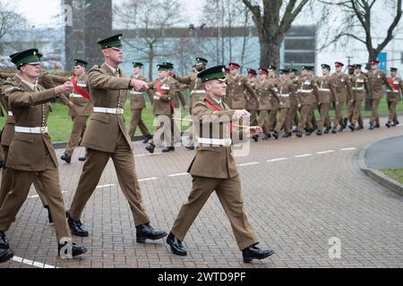 Mons Barracks, Aldershot, Hampshire, Großbritannien. März 2024. Das Regiment der Irish Guards versammelt sich in einer speziellen St. Patrick's Day Parade und Feier in Aldershot. Die Parade ist ein Höhepunkt des Jahres für dieses duale Regiment, das seine irischen kulturellen Wurzeln bewahrt. Die Parade besteht aus dem 1st Battalion Irish Guards, der No. 9 Company Irish Guards, der No. 12 Company Irish Guards, der Band of the Irish Guards, Reserven der No. 15 (Loos) Company Irish Guards (The London Guards), Veteranen und Kadetten der Irish Guards, und die unnachahmlichen Pfeifen der irischen Garde und das Regimental Irish Wolfhound Mascot, Stockfoto