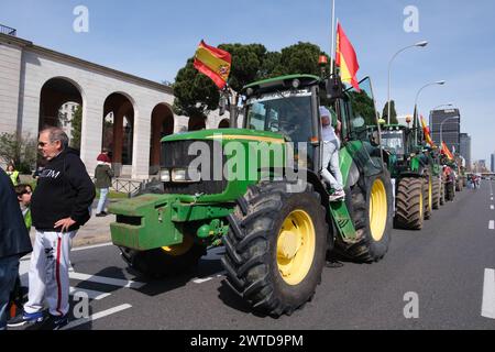 Mehrere Traktoren während eines Protestes von Bauern und Viehzüchtern gegen Verbesserungen im ländlichen Sektor im Zentrum von Madrid am 17. März 2024. Stockfoto