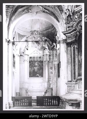 Lazio Rieti Cittareale S. Antonio2. Hutzel, Max 1960-1990 Mittelalter: Architektur, Architekturskulptur, Architekturfragmente, Skulpturfragmente. Postmittelalterliche: Architektur, architektonische Skulptur, Malerei, Skulptur Objekt Anmerkungen: Die Stadt stammt aus dem Jahr 1261 unter König Carlo I. D'Angio. Der in Deutschland geborene Fotograf und Gelehrte Max Hutzel (1911–1988) fotografierte in Italien von den frühen 1960er Jahren bis zu seinem Tod. Das Ergebnis dieses Projektes, von Hutzel als Foto Arte Minore bezeichnet, ist eine gründliche Dokumentation der kunsthistorischen Entwicklung in Italien bis zum 18. Jahrhundert, einschließlich der Objekte der Kunstgeschichte Stockfoto