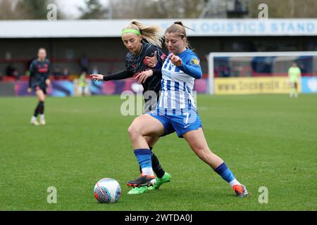 Chloe Kelly (links) von Manchester City und Veatriki Sarri von Brighton und Hove Albion kämpfen um den Ball während des Spiels der Barclays Women's Super League im Broadfield Stadium, Brighton und Hove. Bilddatum: Sonntag, 17. März 2024. Stockfoto