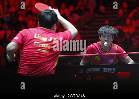 Singapur. März 2024. Wang Chuqin (R) aus China tritt beim World Table Tennis Singapore Smash 2024 in Singapur am 17. März 2024 im Finale der Männer gegen Liang Jingkun aus China an. Quelle: Dann Chih Wey/Xinhua/Alamy Live News Stockfoto