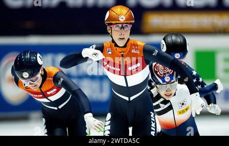 ROTTERDAM - Suzanne Schulting im Halbfinale 1000 Meter bei den Kurzstreckenweltmeisterschaften in Ahoy. ANP IRIS VAN DEN BROEK Stockfoto