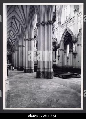 Lazio Latina Gaeta S. Francesco0. Hutzel, Max 1960-1990 Außenansicht der neogotischen Kirche, einschließlich Detailansicht des Hauptportals. Der Blick von innen betont die komplizierte Nervatur der Decke und den Hauptaltar. Blick auf das Fresko von Pieta und die Kreuzigungsmalerei. Blick auf den Kreuzgang. Der in Deutschland geborene Fotograf und Gelehrte Max Hutzel (1911–1988) fotografierte in Italien von den frühen 1960er Jahren bis zu seinem Tod. Das Ergebnis dieses Projektes, von Hutzel als Foto Arte Minore bezeichnet, ist eine gründliche Dokumentation der kunsthistorischen Entwicklung in Italien bis zum 18. Jahrhundert, einschließlich der Objekte der Etrusker und Römer Stockfoto