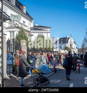 Kopenhagen, Dänemark, 17. März 2024. Mittags Gegen Putin. Mit einem blau-gelben Kinderwagen für die Präsidentschaftswahlen 2024 bei der russischen Botschaft Credit: Stig Alenäs/Alamy Live News Stockfoto